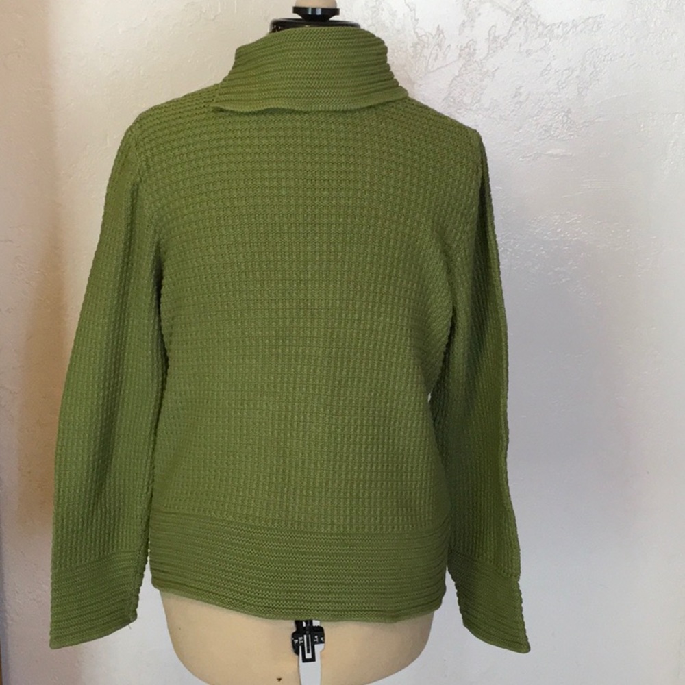 Splendor green 2 button modified turtleneck - Picture 3 of 10